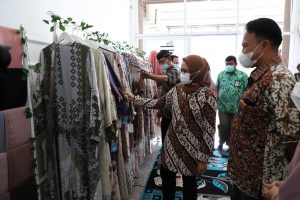 Pupuk Kujang Bina Ibu Rumah Tangga Hingga Bisa Bisnis Butik