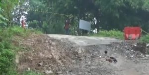 Jalan Penghubung Dua Kecamatan di Purwakarta Amblas