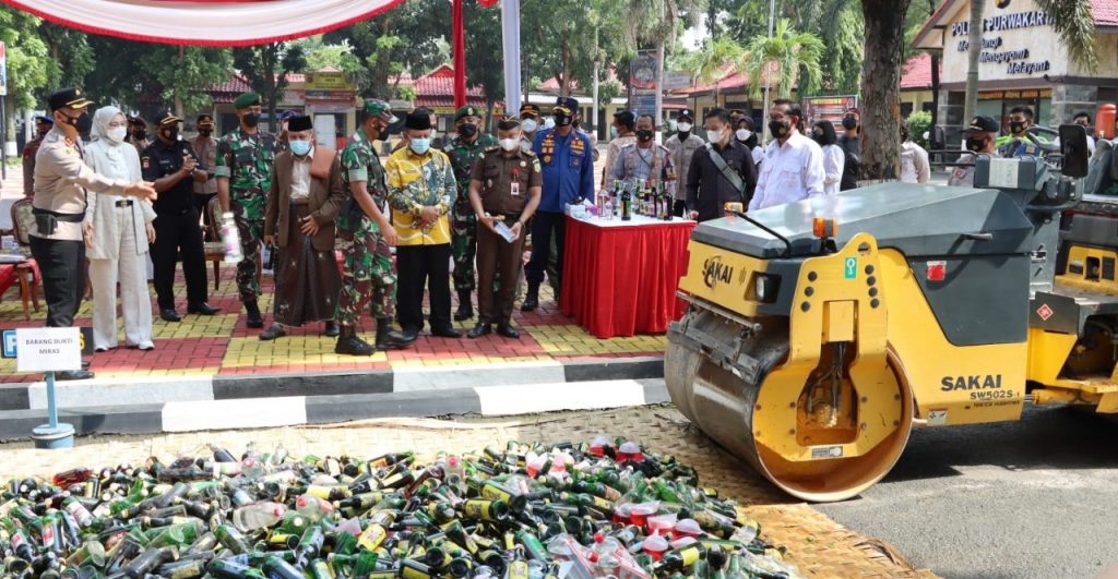 Bupati Purwakarta, Anne Ratna Mustika,Saksikan Langsung Pemusnahan Miras
