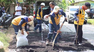 Tim URC Berani Jalan Perbaiki Jalan Berlubang di Cabangbungin Bekasi