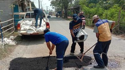 DSDABMBK Bekasi Perbaiki Sejumlah Ruas Jalan di Desa Sukatenang