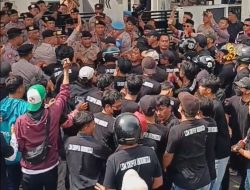 Unjuk Rasa Tuntut Pembatalan Sertifikat HGB Pagar Laut PT TRPN di BPN, Nyaris Bentrok